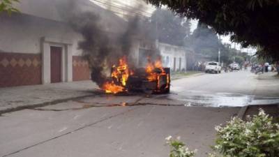 Tras el accidente el carro tipo panel se incendió.