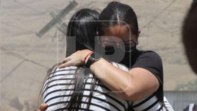 La angustia se apoderó este martes del sector de Loarque, en el anillo periférico de Tegucigalpa, donde equipos de rescate continúan una intensa búsqueda tras el derrumbe de un cerro que sepultó parte de varias bodegas y provocó un incendio de gran magnitud.