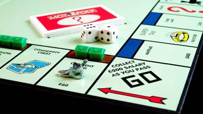 ¿Tiene lo necesario para convertirse en un magnate inmobiliario y dejar en bancarrota a sus rivales? Netflix llevará el popular juego de mesa Monopoly al mundo de los realities con una competencia a escala real que entregará un premio de 2 millones de dólares.