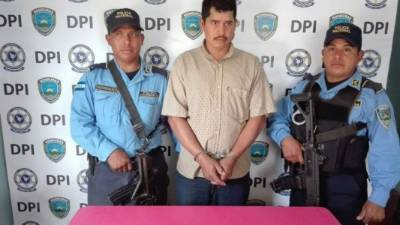 Momento en que las autoridades policiales presentan al detenido Arnulfo Buezo.