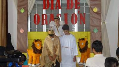 Los alumnos de octavo grado dramatizaron la historia “El poder de la oración”.