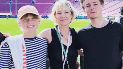 Atlas Heche Tupper junto a su madre Anne Heche y su hermano Homer Laffoon en una foto de archivo.