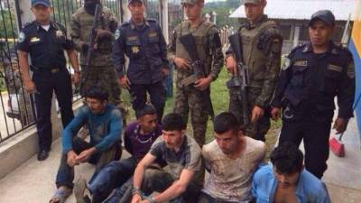 Los detenidos son Rolbin Flores Troches (26), Eber Fernando Chávez Madrid (22), José Gledys Reyes (19), Darwin Wilfredo Paz (19) y William Alberto Reyes Hernández (21).