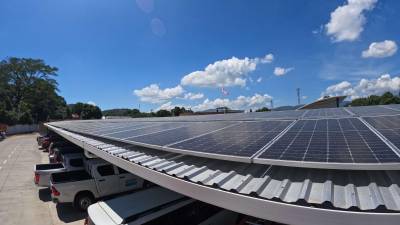 Imagen del estacionamiento de Ciudad Mujer San Pedro Sula, donde se instalaron paneles fotovoltaicos para generar su propia energía.