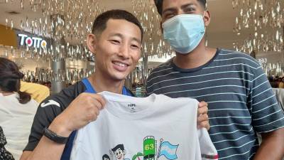 El influencer Shin Fujiyama con uno de los jóvenes que apoyó el evento.