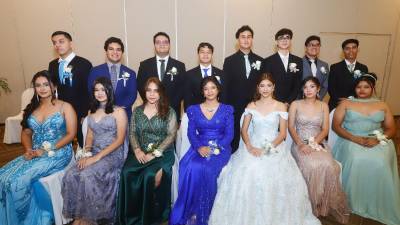 Son 16 seniors de la Canaan Christian Academy que celebraron con sus seres queridos la culminación de su etapa colegial.