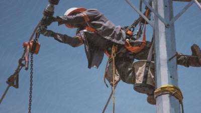 La Empresa Nacional de Energía Eléctrica (ENEE) informó que el domingo 21 de diciembre se realizarán apagones programados en distintas zonas de Olancho, Cortés y Atlántida, como parte de trabajos de mantenimiento en las redes de distribución eléctrica.