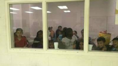 Ana Bulnes, cónsul de H onduras en McAllen, en el estado de Texas, Estados Unidos, dijo que es difícil identificar a los padres de niños que tienen dos y tres años de edad porque ni siquiera pueden decir su nombre.