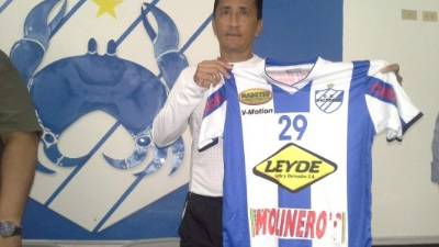 El técnico Jorge Pineda posa con la camisa del Victoria.