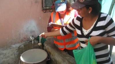 En la colonia Sandoval Sorto las cuadrillas colocan abate en las pilas.