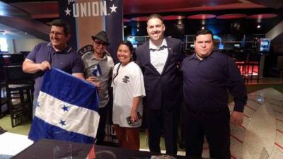 Los coordinadores invitan a los hondureños en Philadelphia a apoyar el mundial amateur. En la foto junto al comisionado de Parques y Recreaciones de la ciudad.