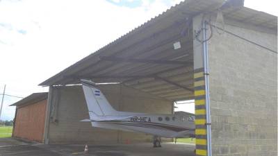 Las aeronaves pasan en los hangares, aunque Aeroclub San Pedro Sula, operador desde 2020, quiso construir más hangares no tuvieron la autorización correspondiente.