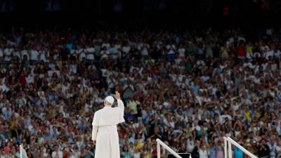 La fe, la música, con un coro de mil voces, la emoción y la unión caracterizaron el encuentro del papa León XIV de este lunes con 70.000 fieles de las diócesis de la región de Madrid en el estadio Santiago Bernabéu, religiosos y laicos, sobre todo latinoamericanos, una celebración de la alegría contagiosa de un corazón que canta.