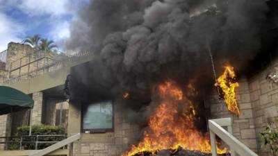 La entrada de la embajada se quemó luego de ser incendiada por supuestos manifestantes.