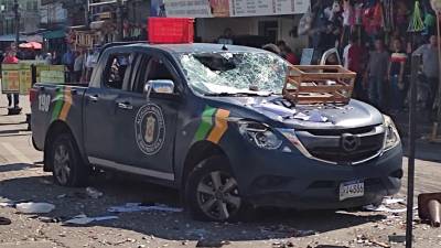 El vehículo de la municipalidad dañado por los vendedores del mercado Medina.