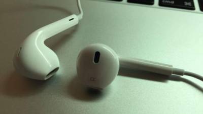 Se espera que los nuevos auriculares se incluyan en los próximos modelos del iPhone.