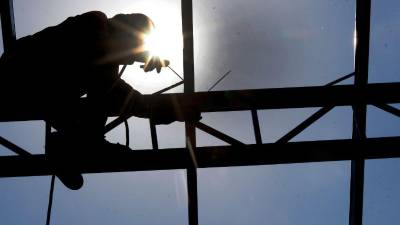 En Honduras, tener empleo no siempre significa estabilidad, salario digno ni un escritorio. La realidad laboral del país se construye, en su mayoría, lejos de oficinas climatizadas y computadoras: está en la tierra, en las calles, en la construcción y en los oficios que exigen esfuerzo físico diario.