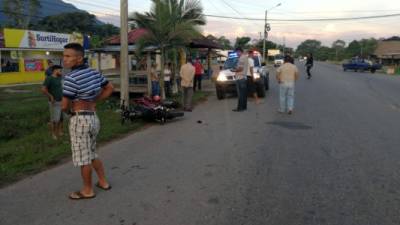 Una de las motocicletas involucradas en el accidente quedó tirada a un lado de la carretera.