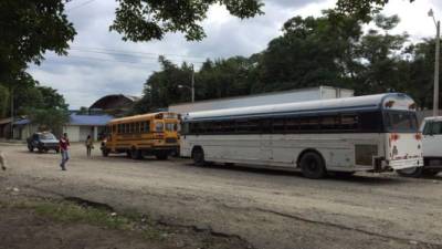 Los buses decomisados están siendo llevados al plantel de Transporte en el barrio La Guardia en San Pedro Sula.