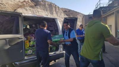 Los empresarios entregaron víveres y productos de higiene para los migrantes.