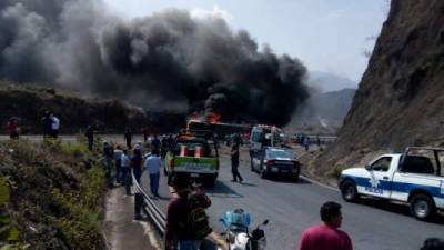 El accidente ocurrió en el tramo carretero que conecta al estado de Veracruz con Puebla en la zona de Cumbres de Maltrata.