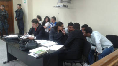 En un receso del juicio, Osman, Edgar Osorio y Marvin Gómez dialogan con sus defensores.