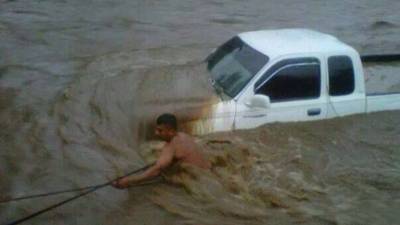 En la comunidad de Las Mangas, en Tocoa, un vehículo fue arrastrado por el río San Pedro. Con la ayuda de la población el conductor logró recuperarlo.