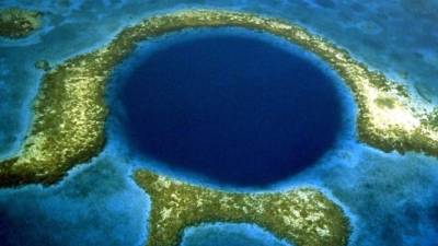 El Gran Agujero Azul es un sumidero ubicado en el arrecife Lighthouse, un atolón a 100 km de la costa de Belice.