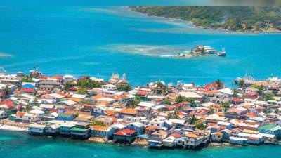 En el Caribe hondureño existe una isla donde casi todo ocurre en un espacio diminuto. En Guanaja, entre el 75 % y el 80 % de sus habitantes vive en Bonacca, un cayo de apenas 0.08 kilómetros cuadrados que se ha convertido en el corazón económico y social del municipio.
