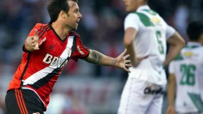 Fernando Cavenaghi celebrando uno de sus goles contra Banfield.