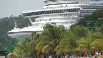 Un crucero llega a Roatán, Islas de la Bahía. Esta variante del turismo sigue creciendo.