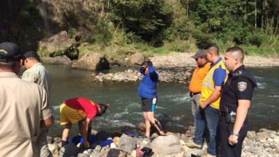 Un equipo de Copeco recuperó el cadáver del pescador.