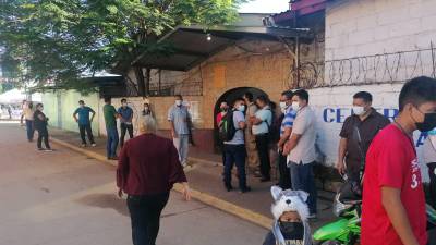 Los pobladores del centro básico Manuel Bonilla de Villanueva listos para votar.