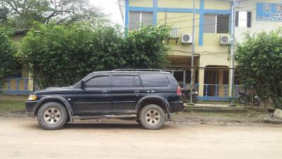 Siete balazos presenta el automóvil del periodista Héctor Madrid.