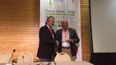 Bernardo Macaya saluda a Leopoldo Durán.