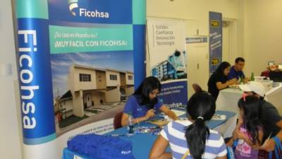 Usuarios son atendidos por personal de Ficohsa.