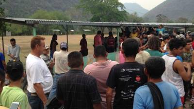 Los curiosos se aglomeran en el lugar en el que quedó tirado el cuerpo de la víctima.