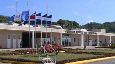 Dispuestos a manejar la terminal aérea de la paradisiaca isla.