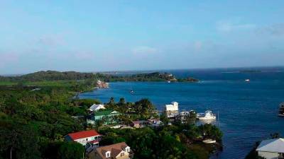 Web Isla. Los sitios turísticos operan con normalidad mientras en El Cayo las familias afectadas por el incendio trabajan en remover los escombros.