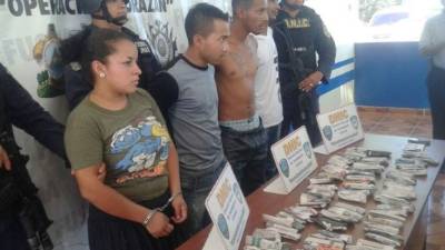 También se les decomisó 93 envoltorios de supuesta marihuana.