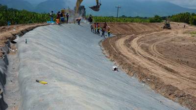 Una tecnología que parece una alfombra, pero que al recibir agua se convierte en una capa de concreto, comenzó a probarse en Honduras para reforzar los bordos que protegen a las comunidades del valle de Sula. Se trata de Concrete Canvas, un material diseñado para reducir la erosión y el desgaste que las corrientes provocan sobre estas estructuras.