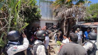 Los migrantes permanecían retenidos en una casa en el norte de México.//EFE.