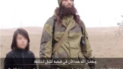 La imagen del menor con un combatiente de Isis ha dado la vuelta al mundo.