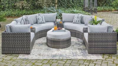 Los muebles con texturas naturales como el ratán y con tonos grisáceos evocan frescura y marcan pauta en la decoración de su patio.