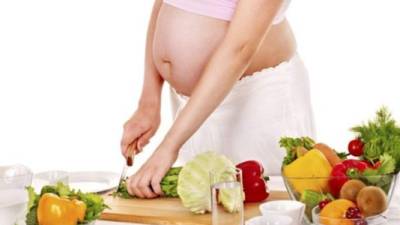 La embarazada debe comer de forma balanceada y evitar aumentar de peso.