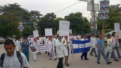 Los médicos de San Pedro Sula también salieron a protestar a las calles.