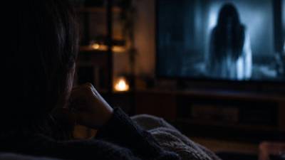 Este Halloween prepara las palomitas, apaga las luces y alista todo para disfrutar de un maratón lleno de suspenso y terror. Desde espectros sobrenaturales hasta asesinos en serie, Netflix y HBO Max tienen las historias que te harán no moverte de tu sillón. Estas son las 10 de series que no pueden faltar en tu lista para este 31 de octubre:
