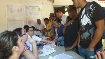 En algunas sedes políticas, la actividad está centrada en la entrega de credenciales.