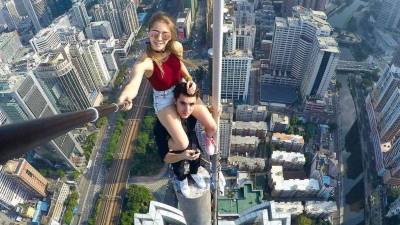 Una nueva hazaña de alto riesgo volvió a colocar a Angela Nikolau e Ivan Beerkus en el centro de la conversación mundial. La pareja de escaladores urbanos ascendió hasta la cima del Empire State Building, en Nueva York, donde desplegó un mensaje a favor de la paz antes de ser detenida por las autoridades.