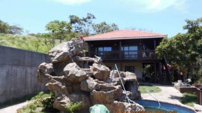 Esta es una lujosa propiedad para uso habitacional de dos niveles incautada en el sector urbano de French Harbour, en la banda sur de Roatán, Islas de la Bahía, según lote número 27, las autoridades de la Oabi la tienen a la venta en la subasta de este día a un precio de salida de 19,412,000 lempiras. Para participar en la subasta se debe presentar una garantía de participación por L1,941,200.